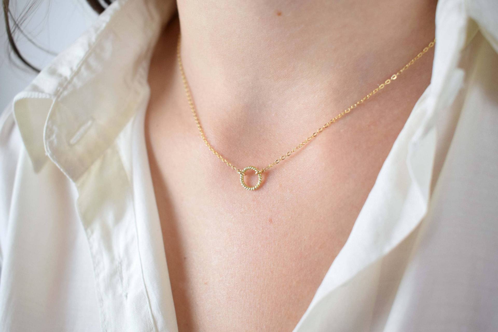 Gold Kleine Karma Charm Halskette, Zierliche Gedrehte Kreis Kleiner Runder Anhänger Für Frauen | 14K Filled von MichenoJewelry