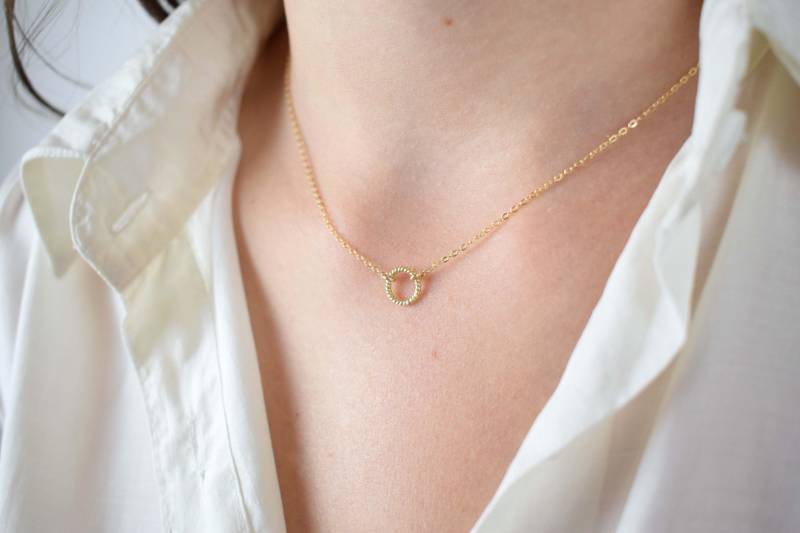 Gold Kleine Karma Charm Halskette, Zierliche Gedrehte Kreis Kleiner Runder Anhänger Für Frauen | 14K Filled Gold Kleine Karma Charm Halskette, Zierliche Gedrehte Kreis Kleiner Runder Anhänger Für Frauen | 14K Filled von MichenoJewelry