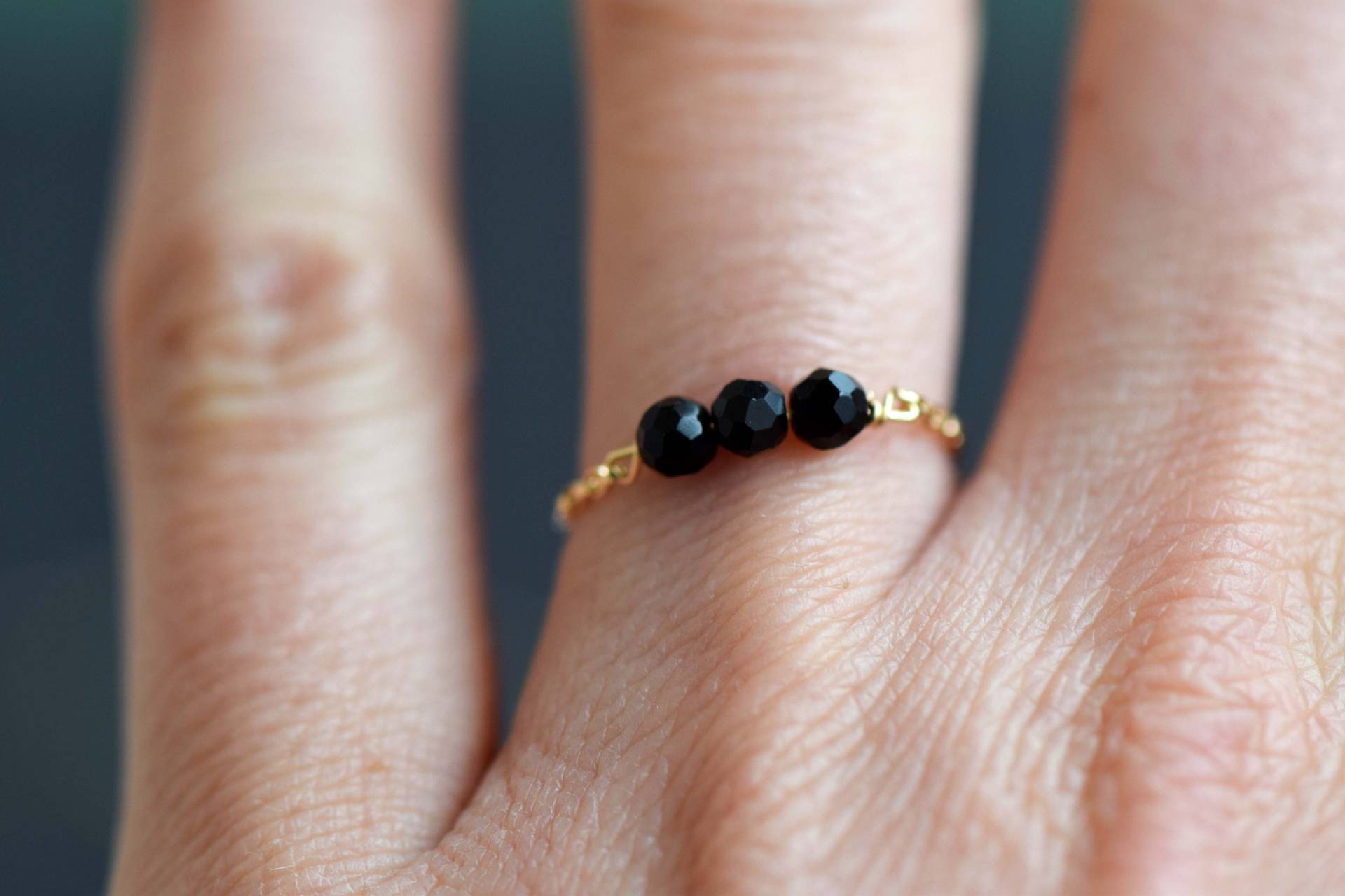 Gold Onyx Ring, Filled Kettenring, Zierliche Perlen Kleiner Schwarzer Edelstein Ring | 14K von MichenoJewelry
