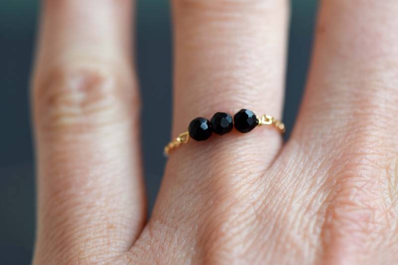 Gold Onyx Ring, Filled Kettenring, Zierliche Perlen Kleiner Schwarzer Edelstein Ring | 14K Gold Onyx Ring, Filled Kettenring, Zierliche Perlen Kleiner Schwarzer Edelstein Ring | 14K von MichenoJewelry