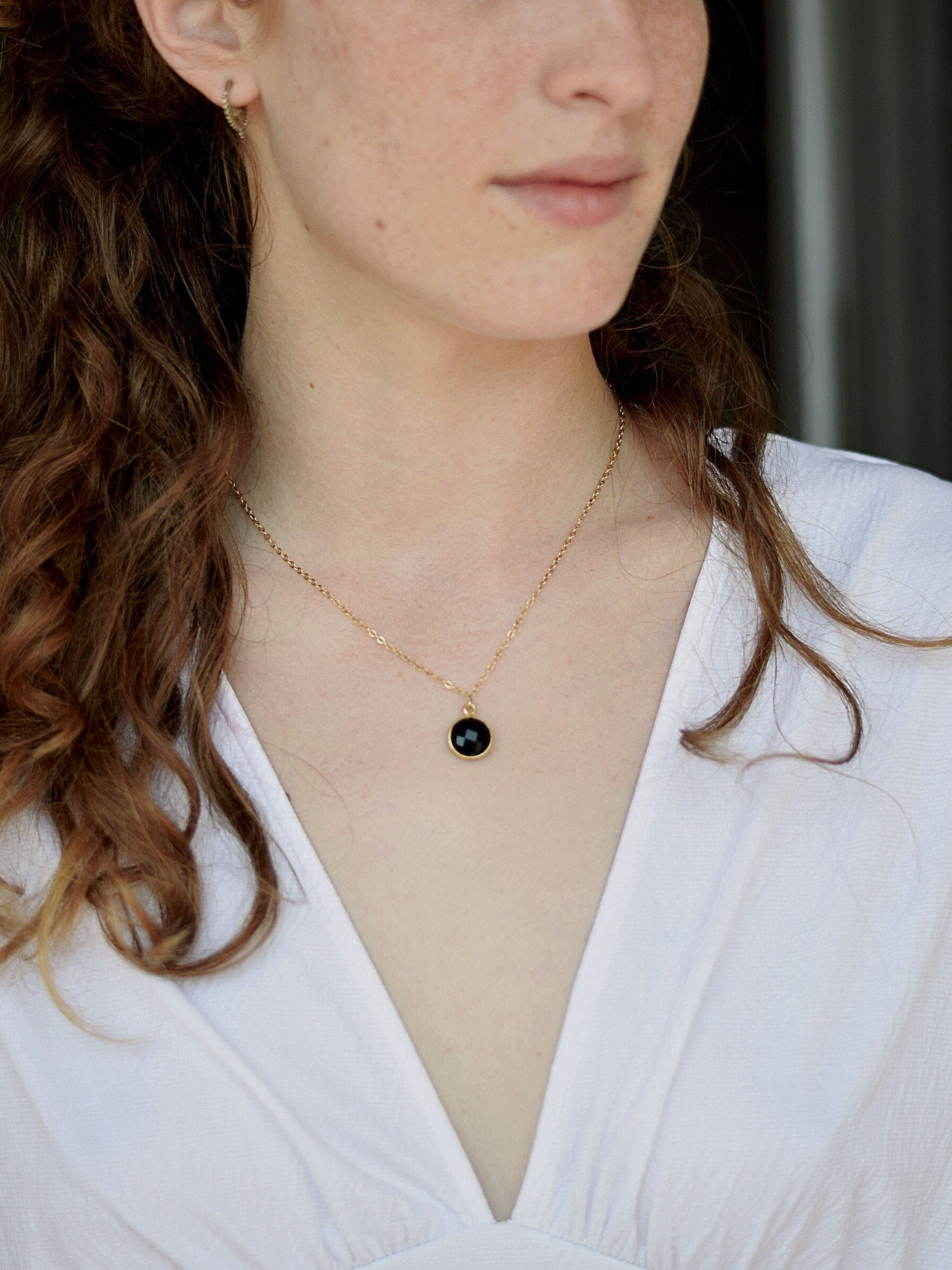 Gold Schwarzer Onyx Halskette, Elegante Große Runde Anhänger Halskette Für Frauen | 14K Filled von MichenoJewelry