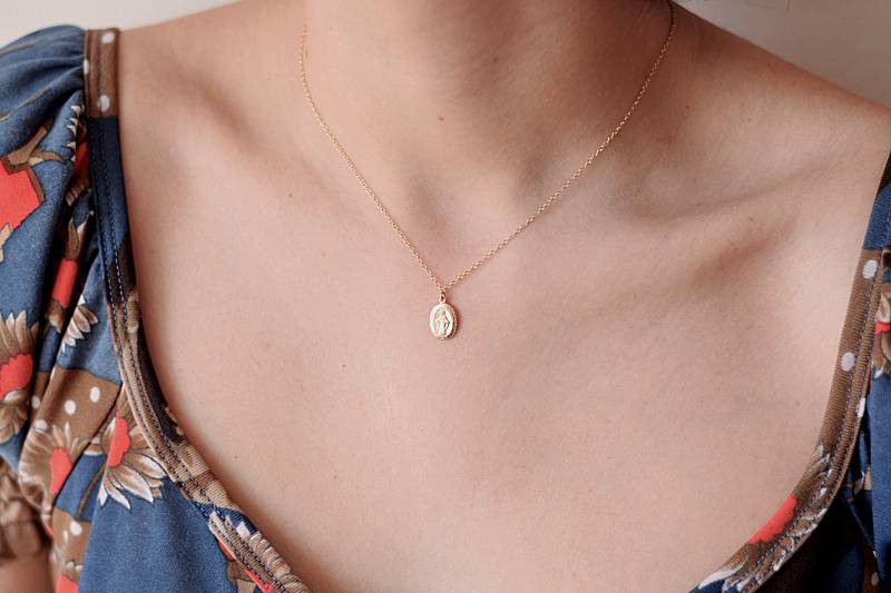 Jungfrau Maria Halskette, Wunderbare Medaille 14K Gold-Gefüllte Zierliche Mutter Halskette Jungfrau Maria Halskette, Wunderbare Medaille 14K Gold-Gefüllte Zierliche Mutter Halskette von MichenoJewelry