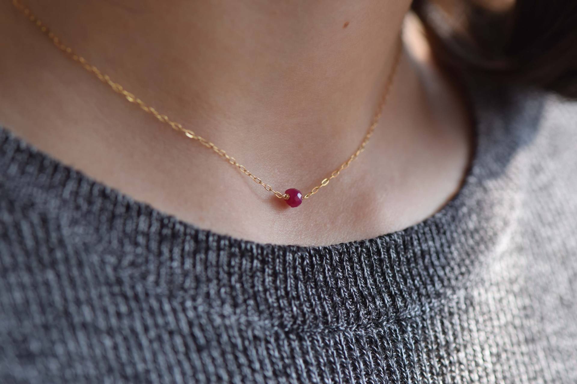 Rubin Halskette, Kleine Winzig Perlen Zierliche Floating Solitär Halskette von MichenoJewelry