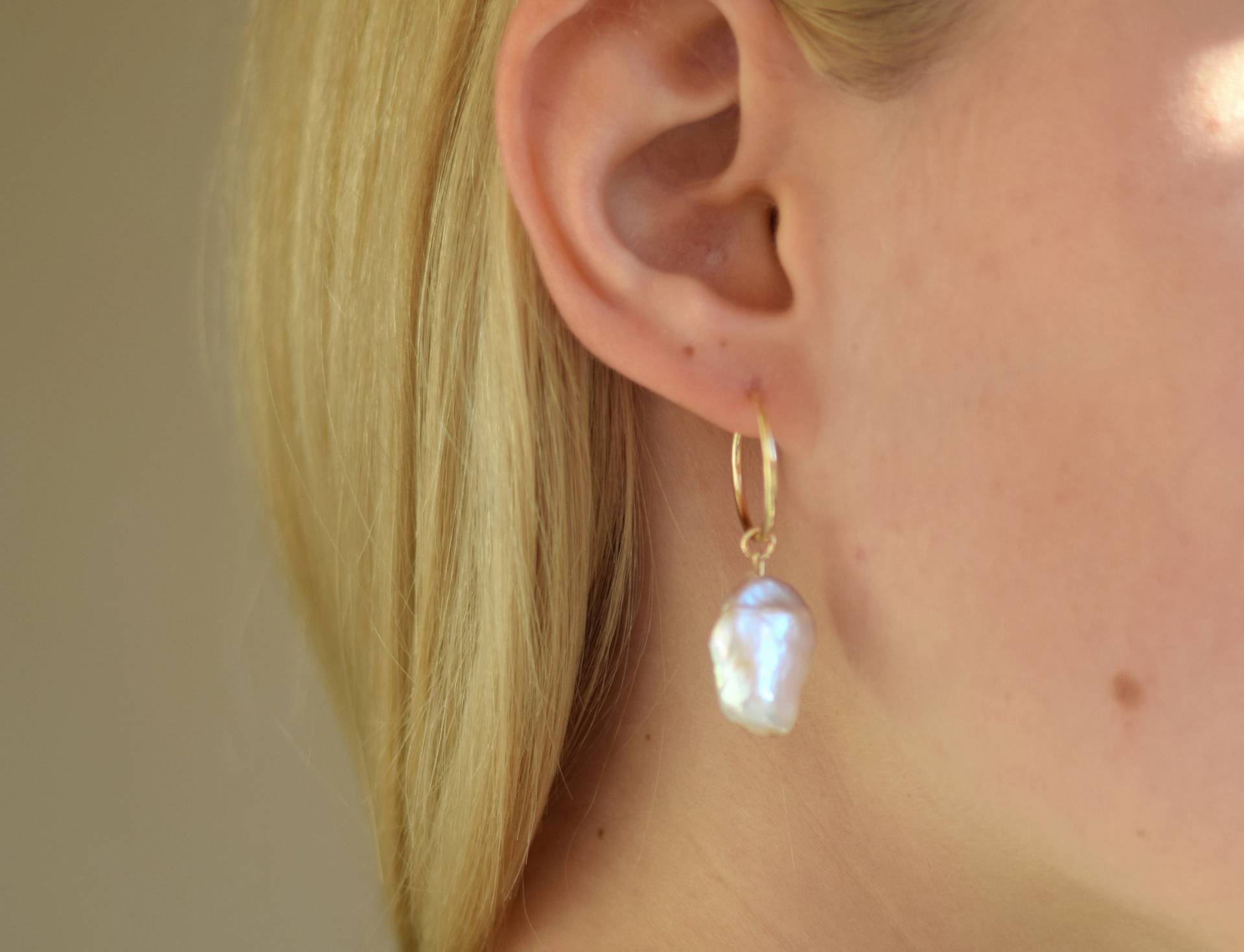 Süßwasserperle Creolen, Gold Große Barock Ohrhänger | 14K Goldgefüllt von MichenoJewelry