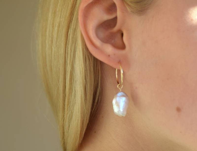 Süßwasserperle Creolen, Gold Große Barock Ohrhänger | 14K Goldgefüllt Süßwasserperle Creolen, Gold Große Barock Ohrhänger | 14K Goldgefüllt von MichenoJewelry