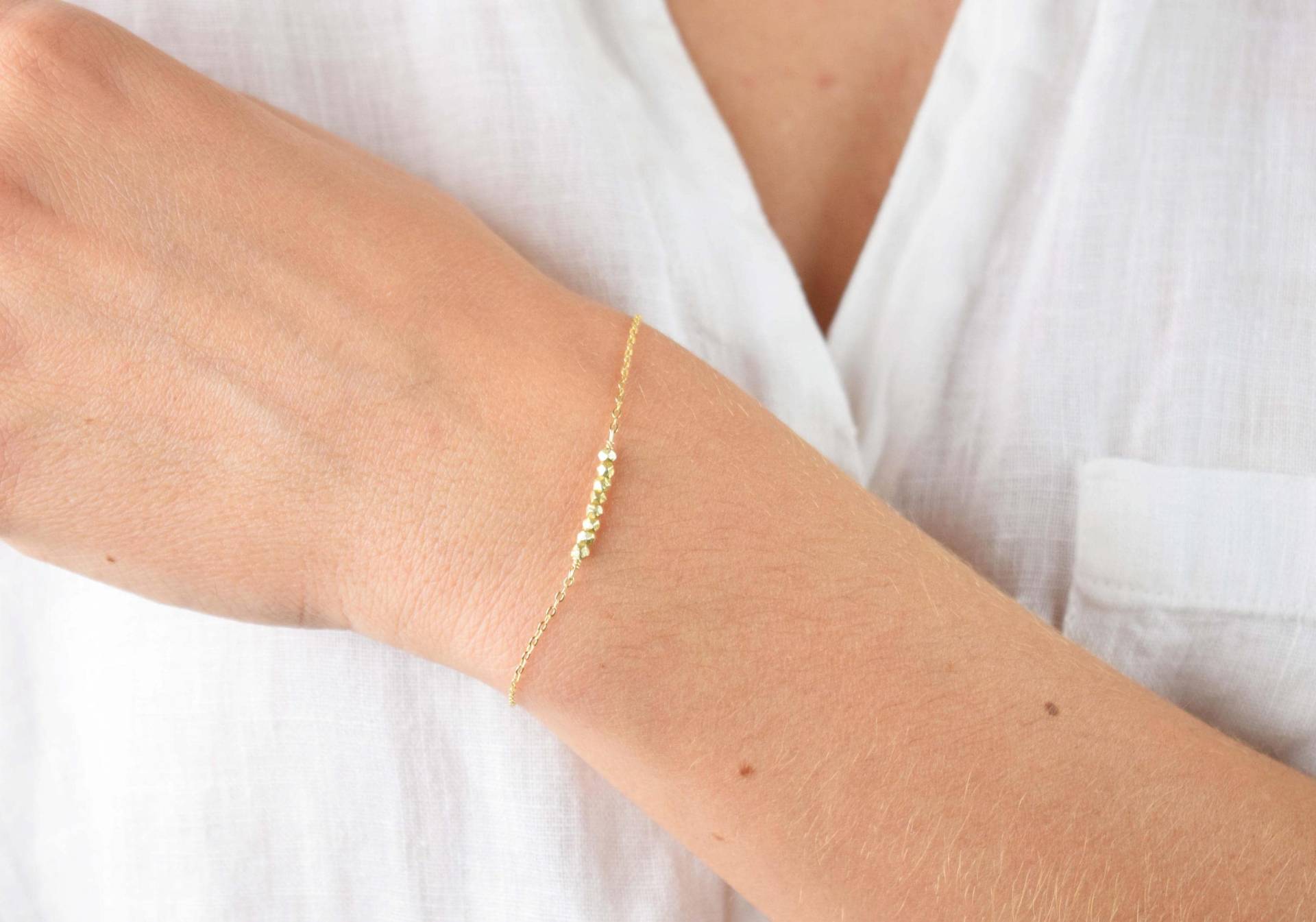 Winziges Perlenarmband, Zierliches Nugget Armband, Kleines Einzigartiges Armband | 14K Gold Filled von MichenoJewelry
