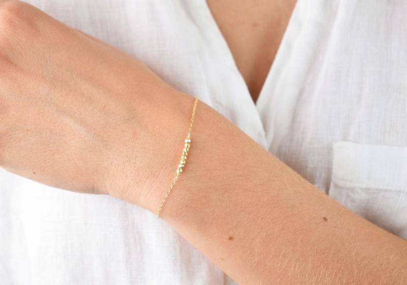 Winziges Perlenarmband, Zierliches Nugget Armband, Kleines Einzigartiges Armband | 14K Gold Filled von MichenoJewelry