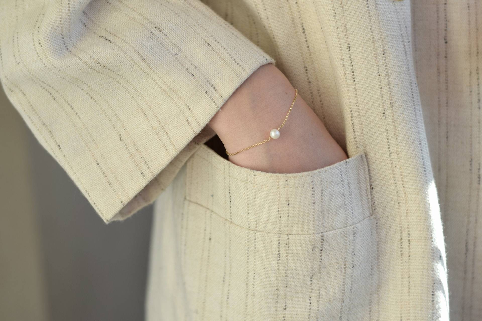 Zierliches Perlenarmband, Elegantes Weißes Perlenarmband Für Frauen | 14K Gold Filled von MichenoJewelry