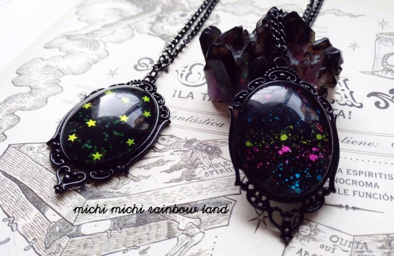 Funkelnde Galaxy Gothic Halskette - Schwarze Geschenkbox Inklusive Funkelnde Galaxy Gothic Halskette - Schwarze Geschenkbox Inklusive von MichiMichiRainbow