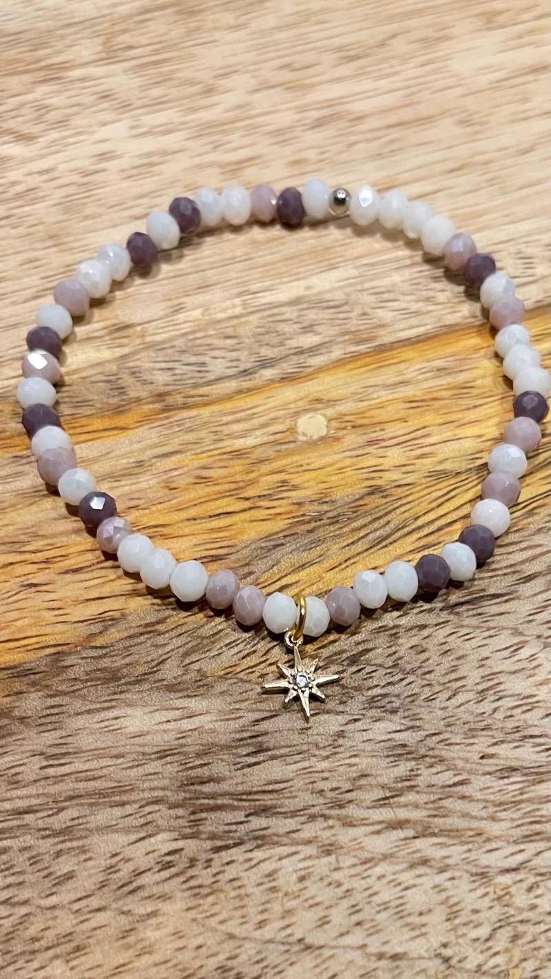 Armband Mit Facettierten Glasperlen Und Vergoldeten Sternanhänger , Valentinstag von MichiVerperlt