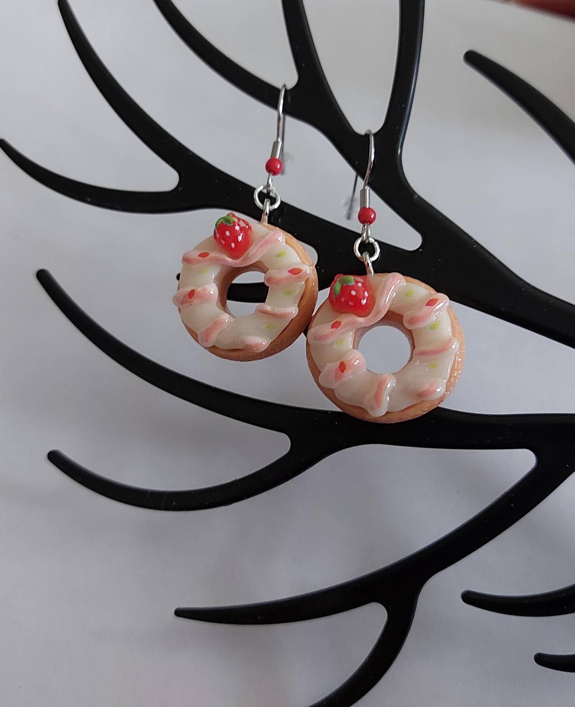 Handgefertigte Ohrringe Donut Mit Erdbeere Handgefertigte Ohrringe Donut Mit Erdbeere von MichisWollbox