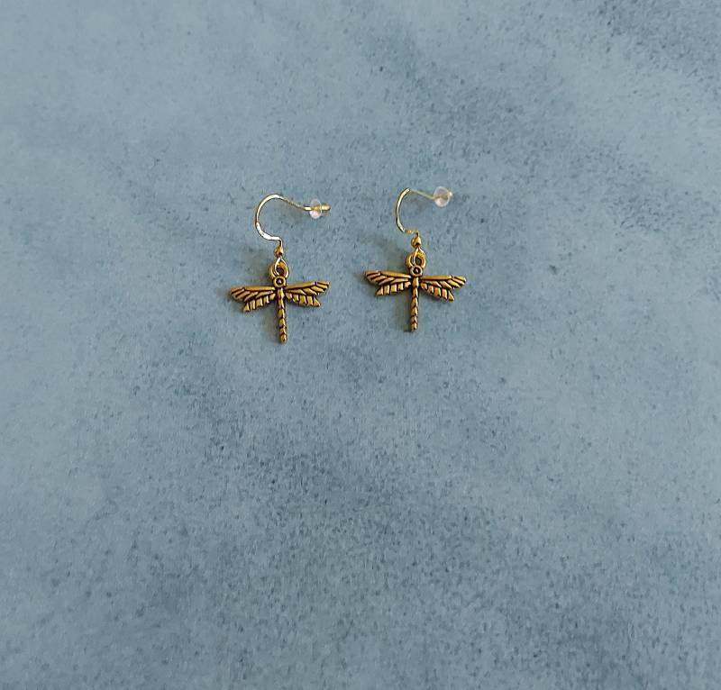 Handgefertigte Ohrringe Golden Mit Gerader Libelle von MichisWollbox