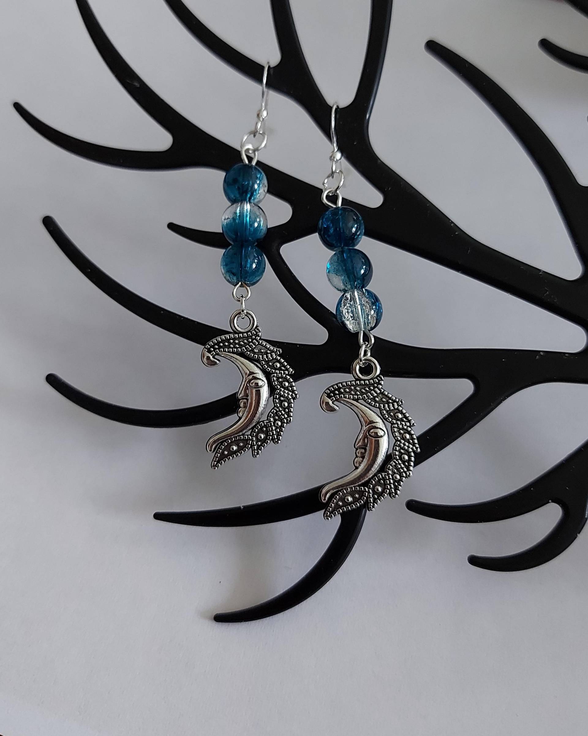 Handgefertigte Ohrringe Mit Blauen Glas Perlen Und Silbernem Mond Handgefertigte Ohrringe Mit Blauen Glas Perlen Und Silbernem Mond von MichisWollbox