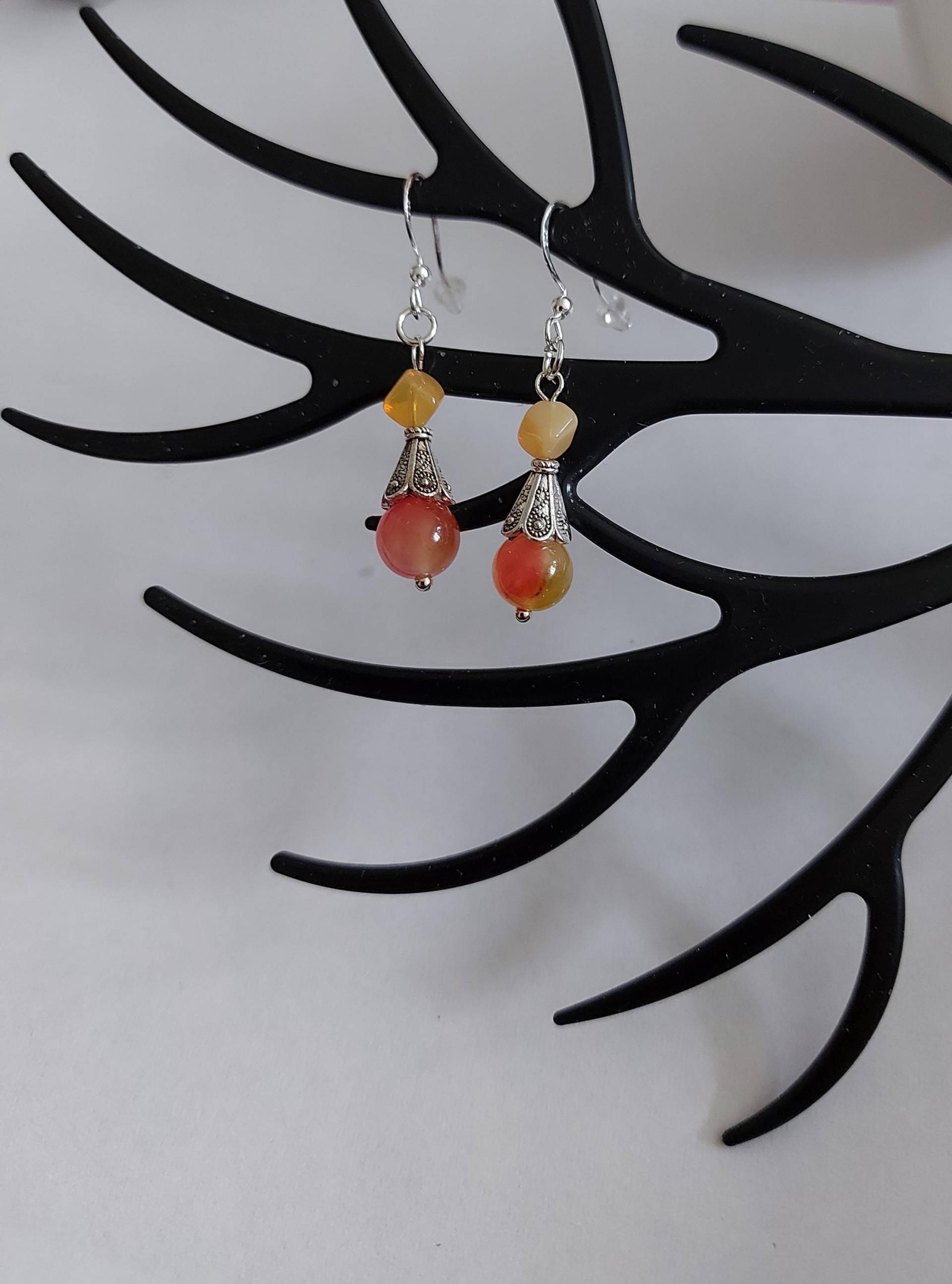Handgefertigte Ohrringe Mit Gelb-Rote Perle Und Silberelement Handgefertigte Ohrringe Mit Gelb-Rote Perle Und Silberelement von MichisWollbox