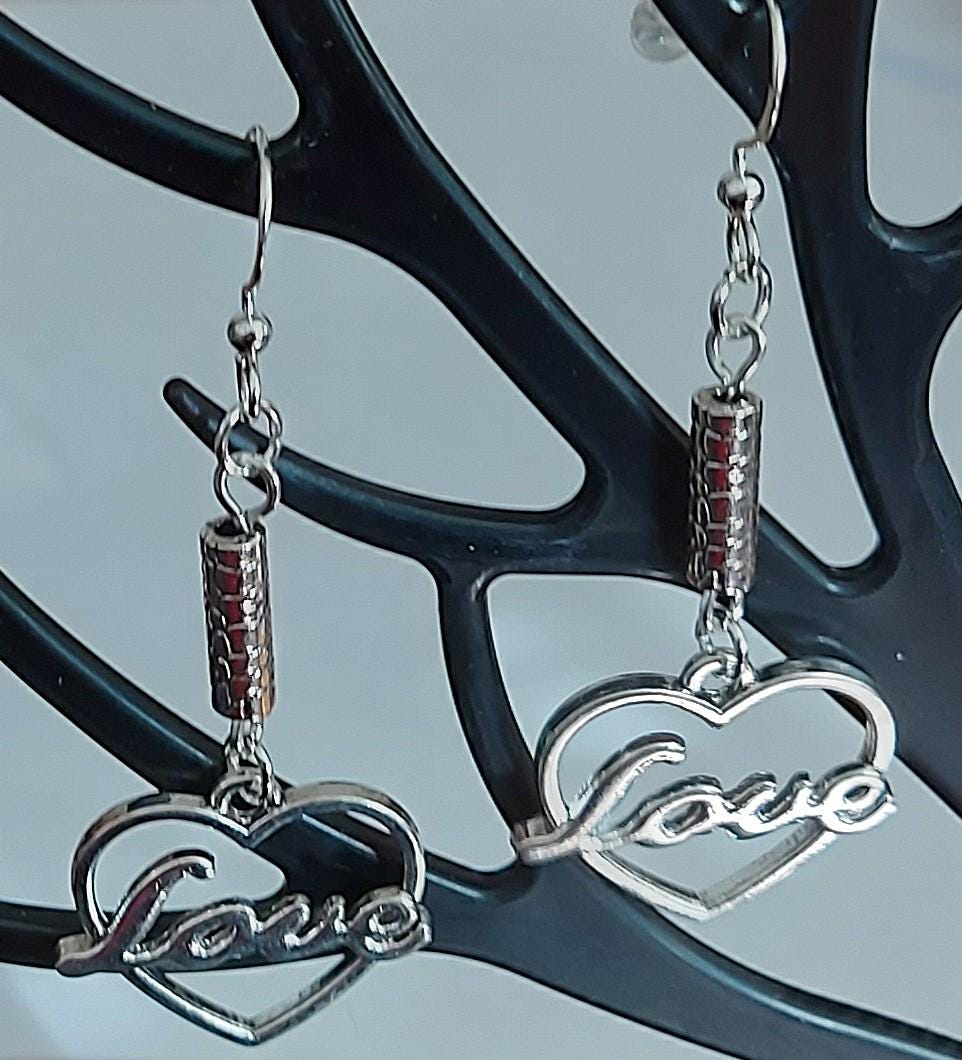 Handgefertigte Ohrringe Mit Silbernen Röhren Und Love Herz Anhänger Handgefertigte Ohrringe Mit Silbernen Röhren Und Love Herz Anhänger von MichisWollbox