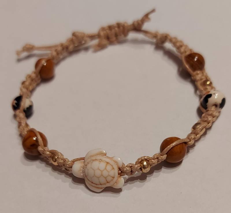 Handgefertigtes Beiges Makramee-Armband 19-23 cm Mit Braunem Chalcedon, Gefleckten Steinperlen Und Schildkröte von MichisWollbox