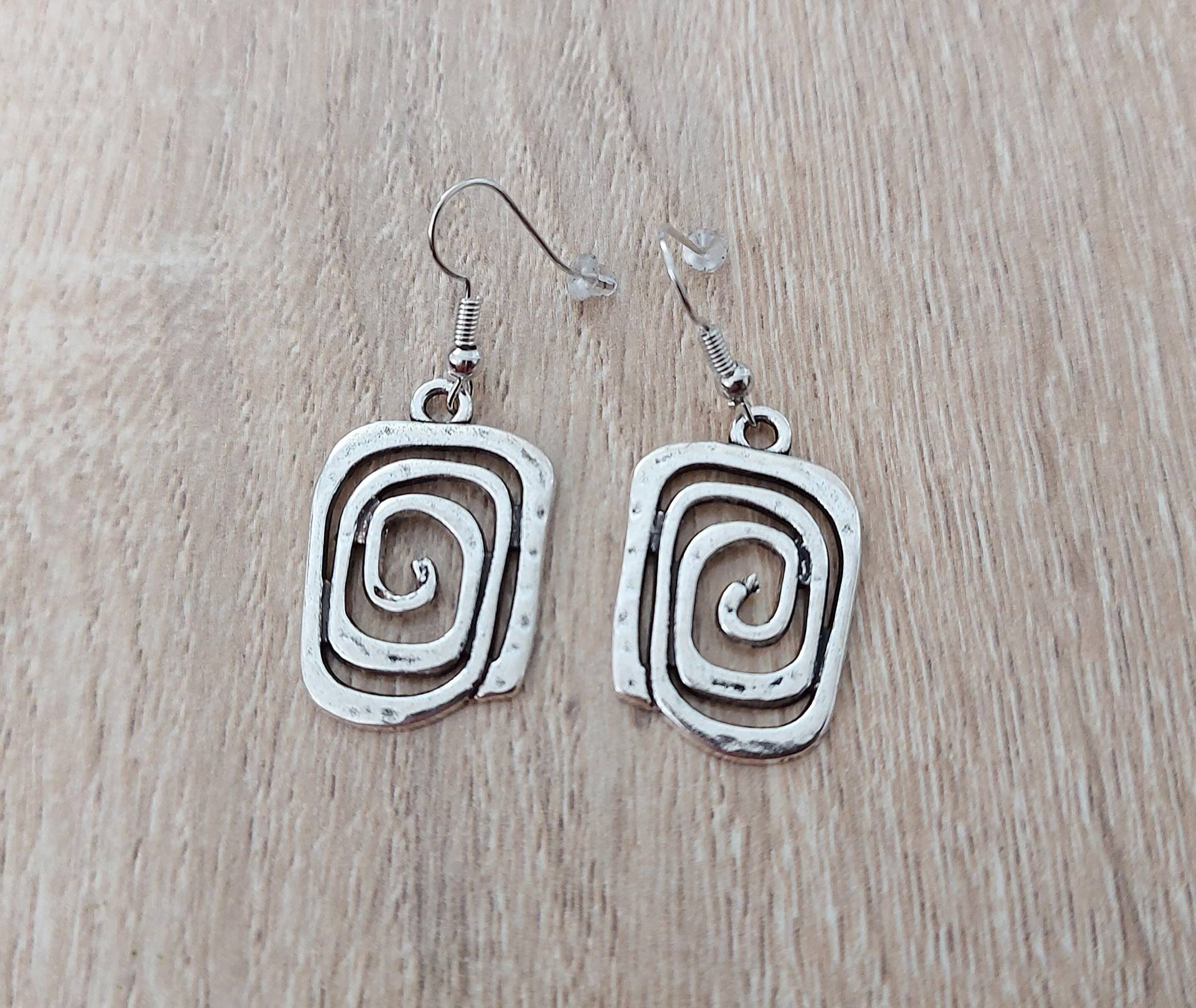 Modetrend Versilberte Ohrhänger Mit Einem Spiralen Anhänger von MichisWollbox