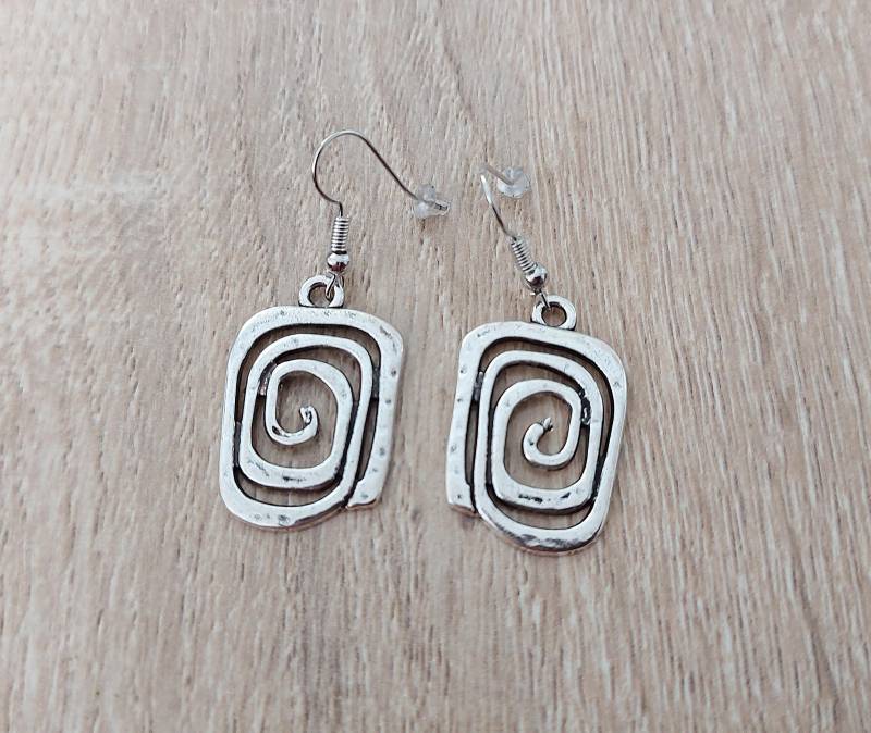 Modetrend Versilberte Ohrhänger Mit Einem Spiralen Anhänger von MichisWollbox