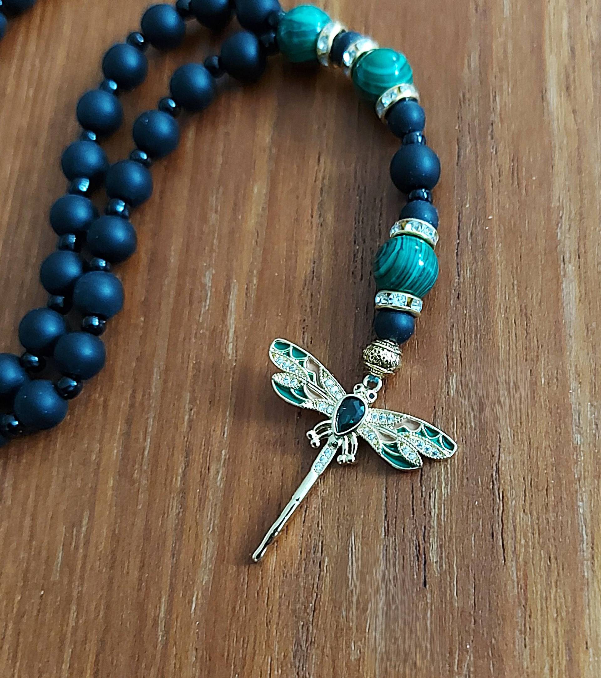 Perlen Halskette 60 + 10 cm Mit Onyx, Malachit Und Grün-Goldener Libelle von MichisWollbox