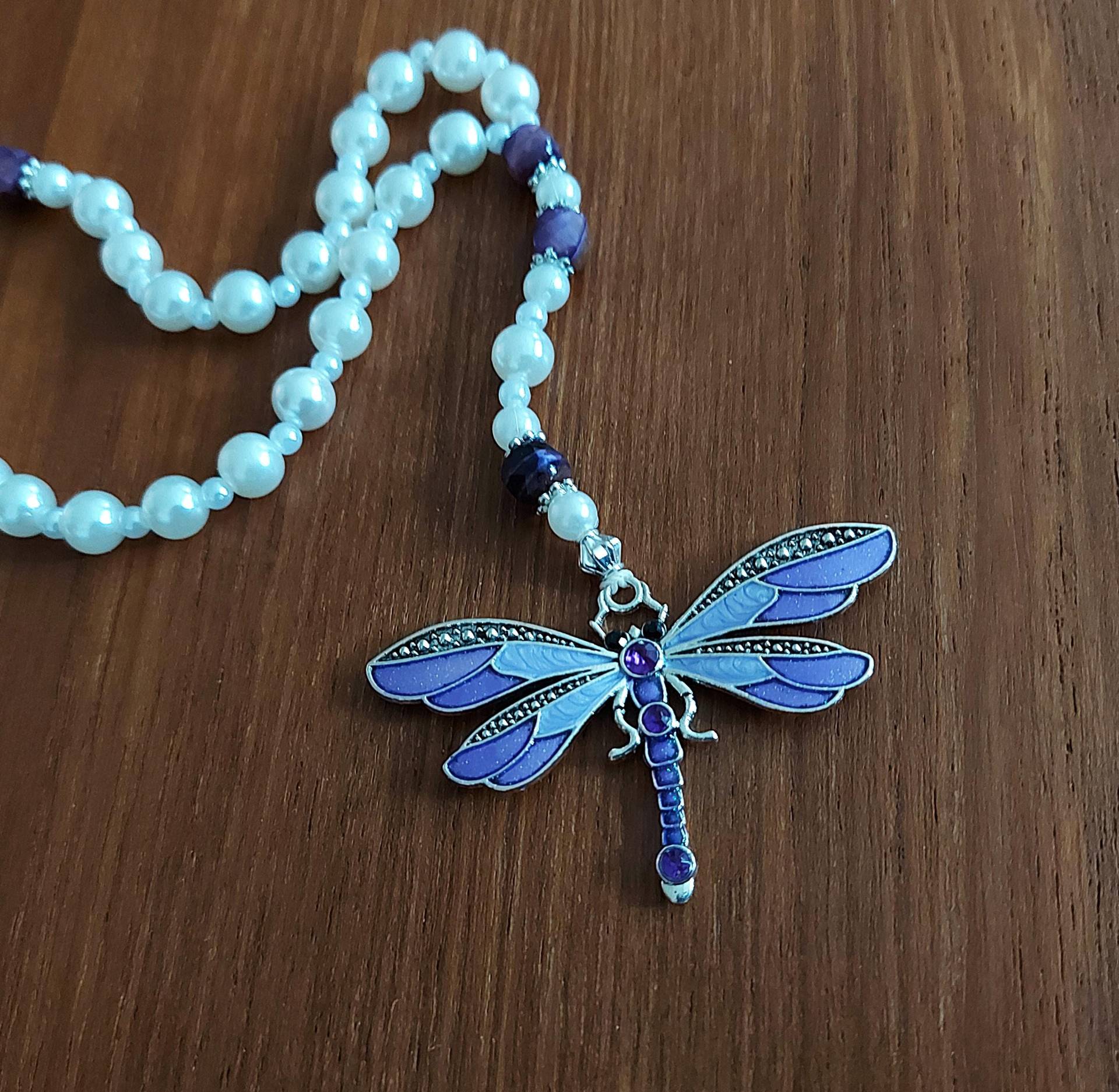 Perlen Halskette 60 +10, 5 cm Mit Weiße Perlen, Lila Tigerauge Und Libelle Perlen Halskette 60 +10, 5 cm Mit Weiße Perlen, Lila Tigerauge Und Libelle von MichisWollbox