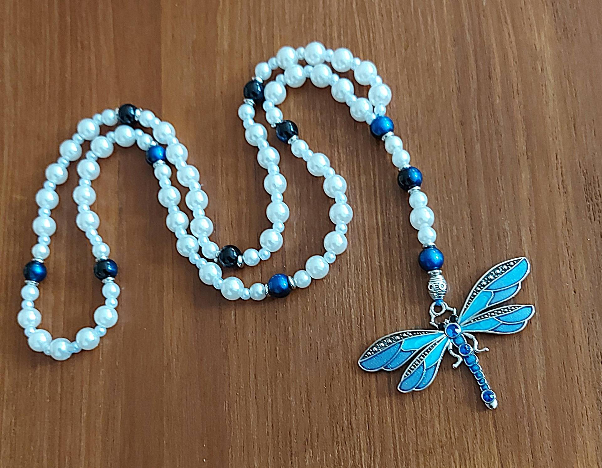 Perlen Halskette 67 + 10 cm Mit Weißen Blau-Schwarzen Und Blauer Libelle Perlen Halskette 67 + 10 cm Mit Weißen Blau-Schwarzen Und Blauer Libelle von MichisWollbox