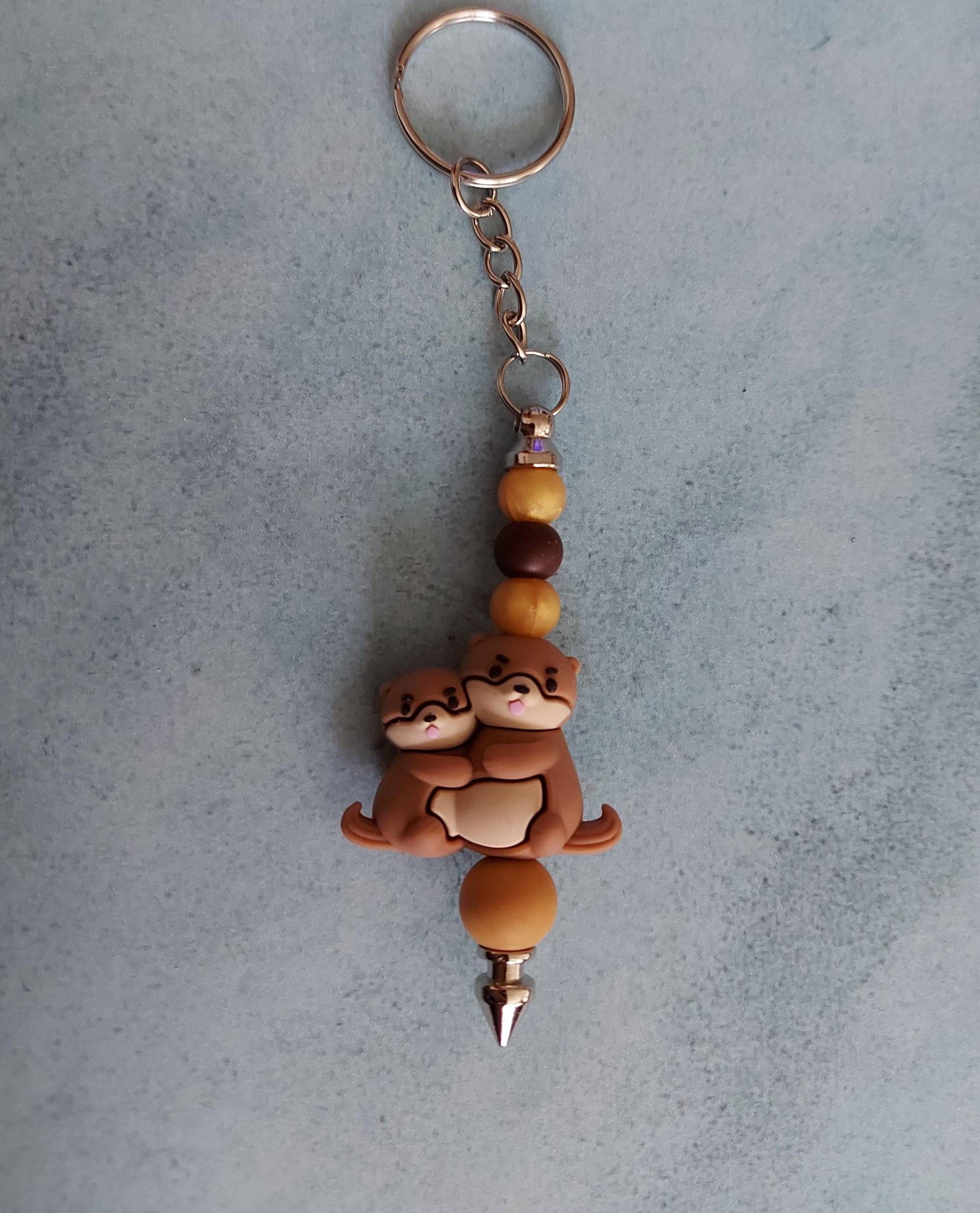 Schlüsselanhänger, Taschenanhänger Silbern Ring Mit Braunen Perlen Und Braune Otter Mutter + Kind von MichisWollbox