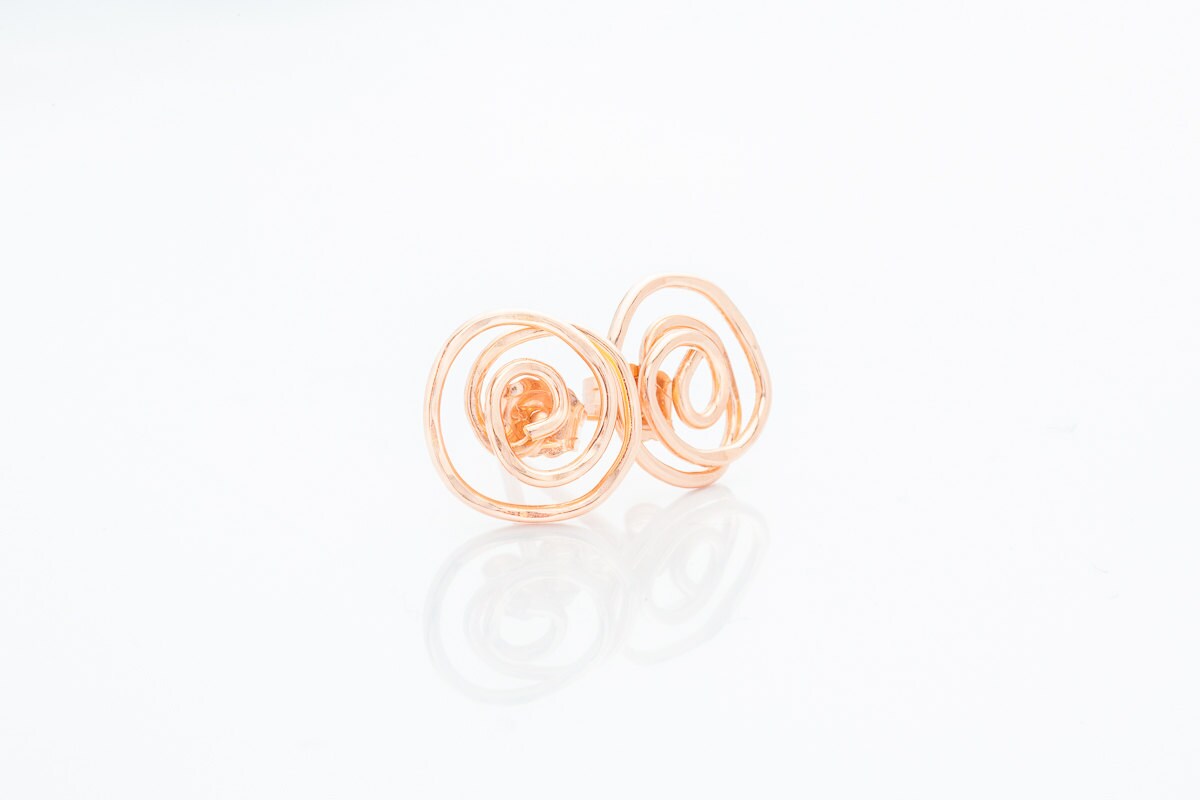 Handgemachte Rose Gold Filled Swirl Ohrstecker Handgemachte Rose Gold Filled Swirl Ohrstecker von MichiyoArai