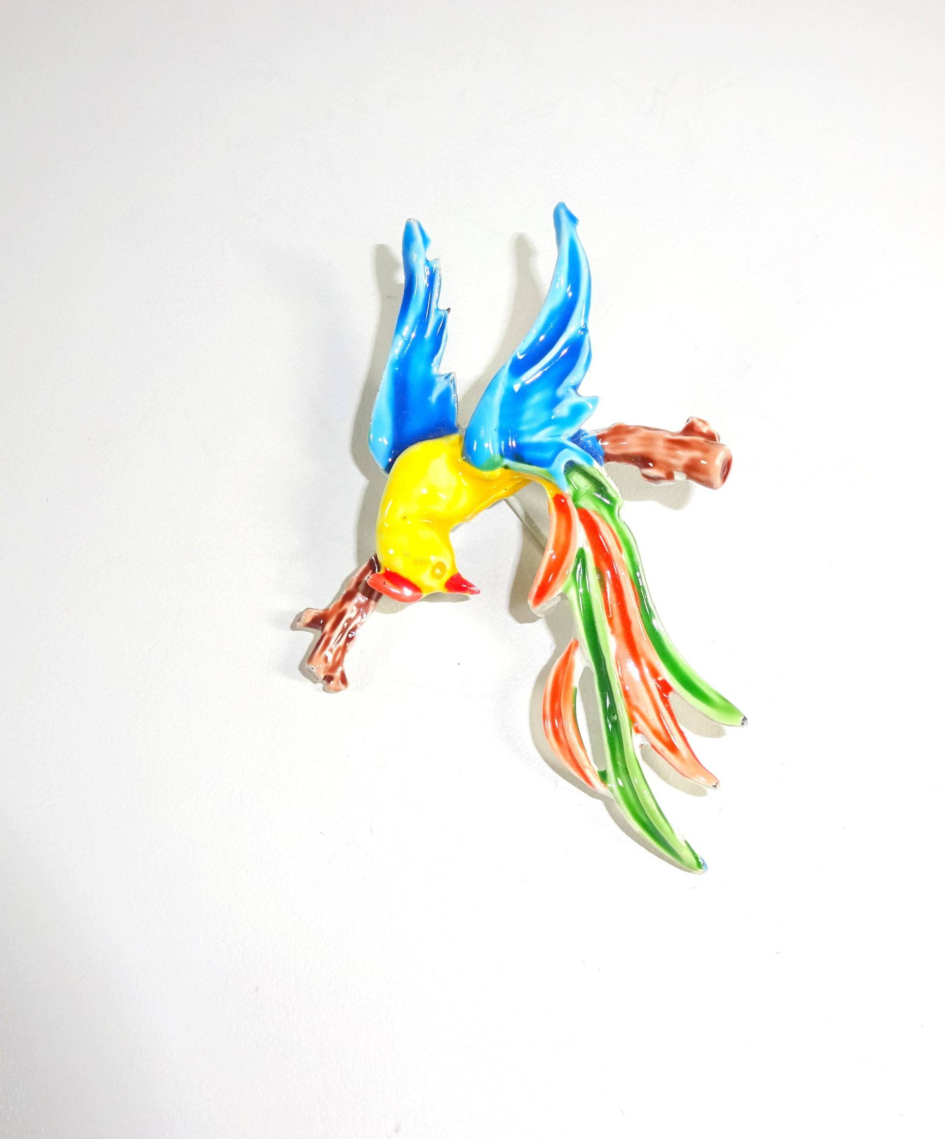 Antike Vintage Vogel Brosche Emaille Papagei Auf Einem Ast von MickisVintageJewelry