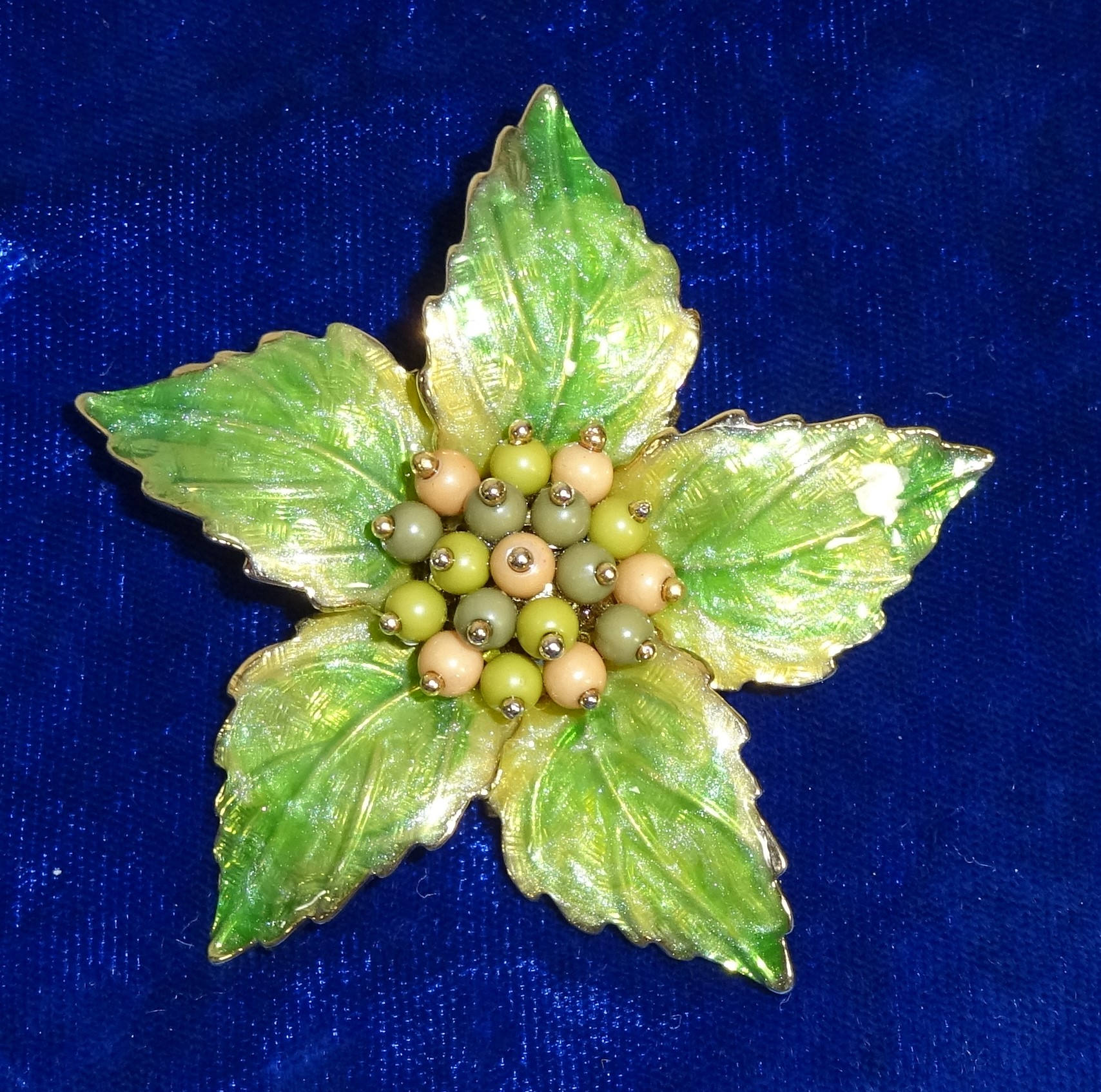 Designer Liz Claiborn Lc Vintage Enamel Floral, Figürlicher Emaille Pin, Grüne Blätter Mit Perlenbesetzter Mitte von MickisVintageJewelry