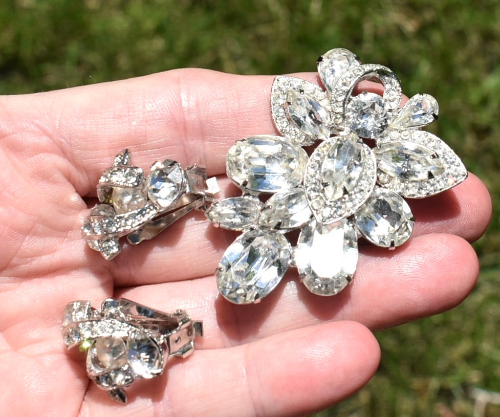Eisenberg Eis Strass Brosche Und Ohrringe Garantiert Klare Halbmonde Mit Winzigen Strasssteinen Martinis Steinen Im Brillantschliff Eisenberg Eis Strass Brosche Und Ohrringe Garantiert Klare Halbmonde Mit Winzigen Strasssteinen Martinis Steinen Im Brillantschliff von MickisVintageJewelry