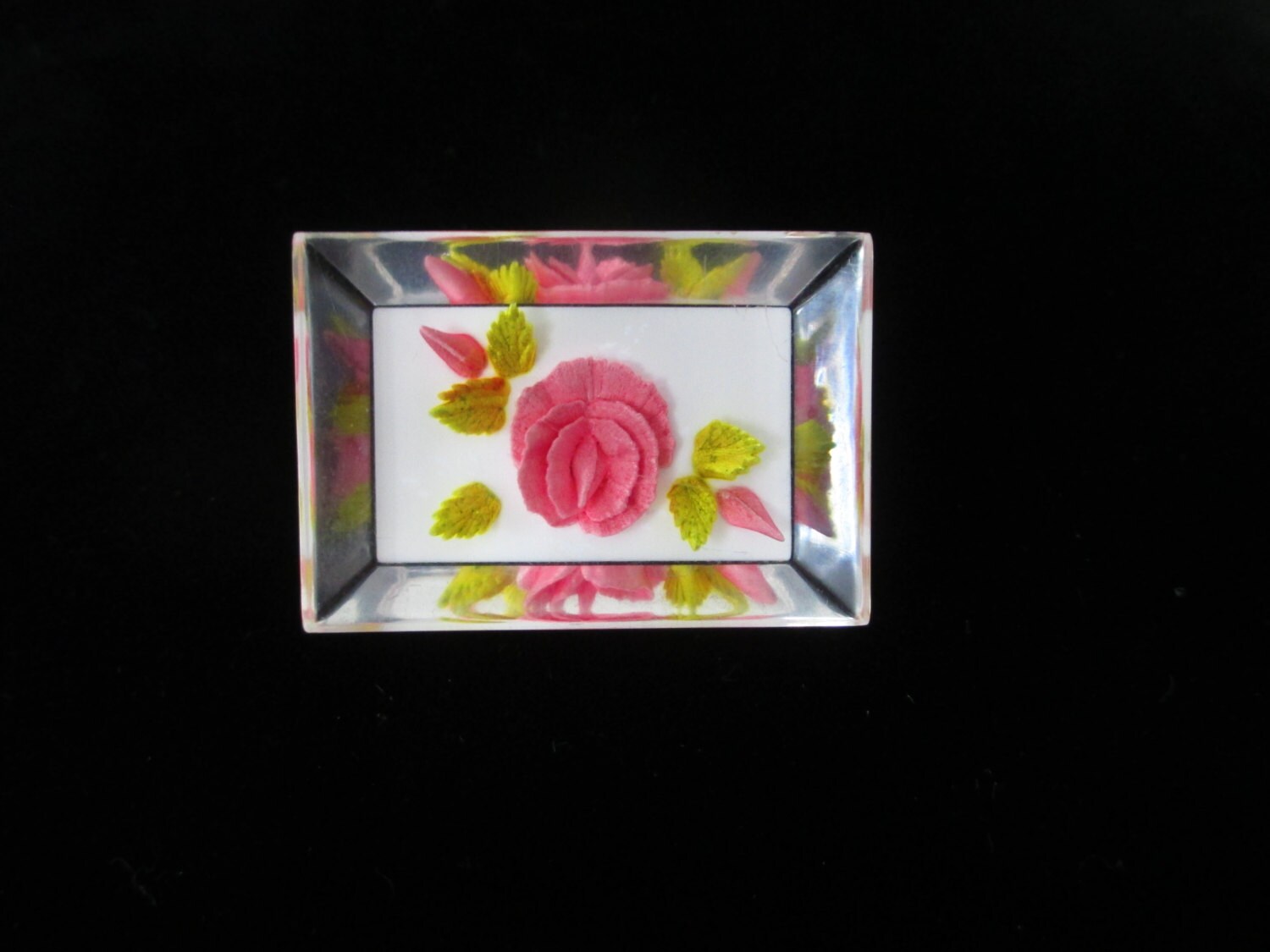 Floral Reverse Geschnitzte Rosa Rosen Lucite Brosche, Facettierte von MickisVintageJewelry