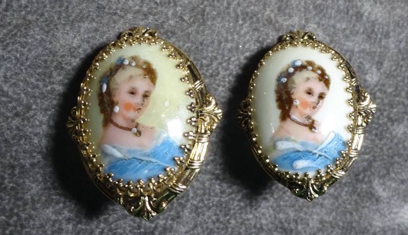Karu Signiert Limoge Frankreich Handgemalte Porzellan Dame in Blauen Ohrclips, Clip Zurück, Schöne Brüste Einstellung von MickisVintageJewelry