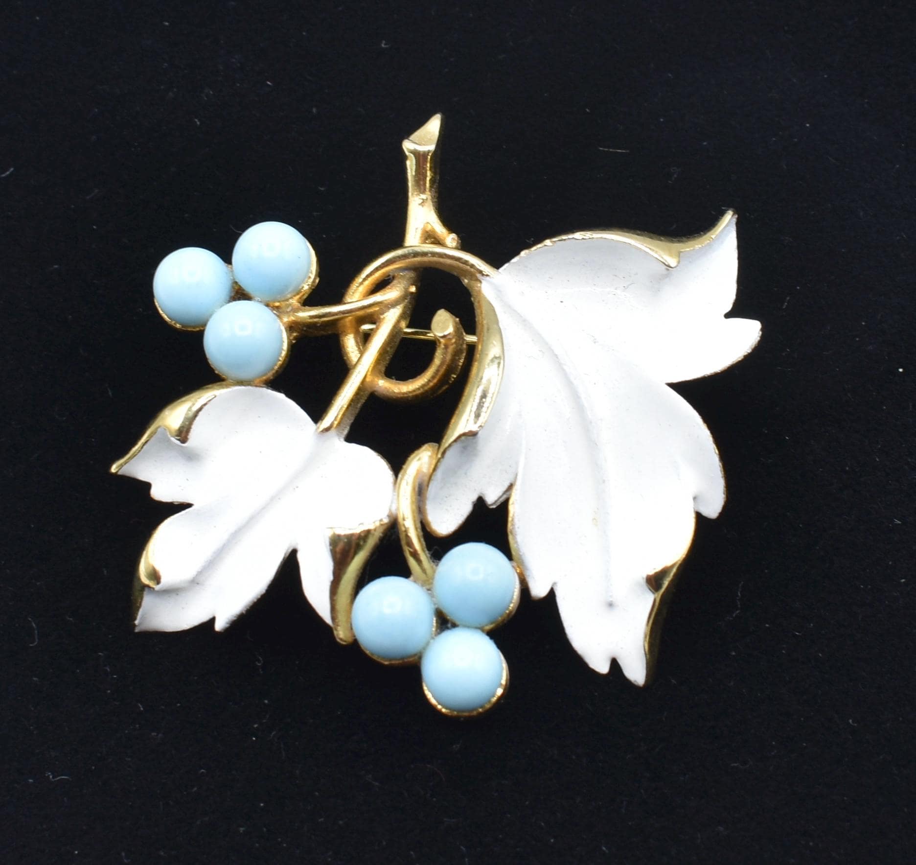 Sarah Coventry Placid Beauty 1967 Florale Demi Brosche von MickisVintageJewelry