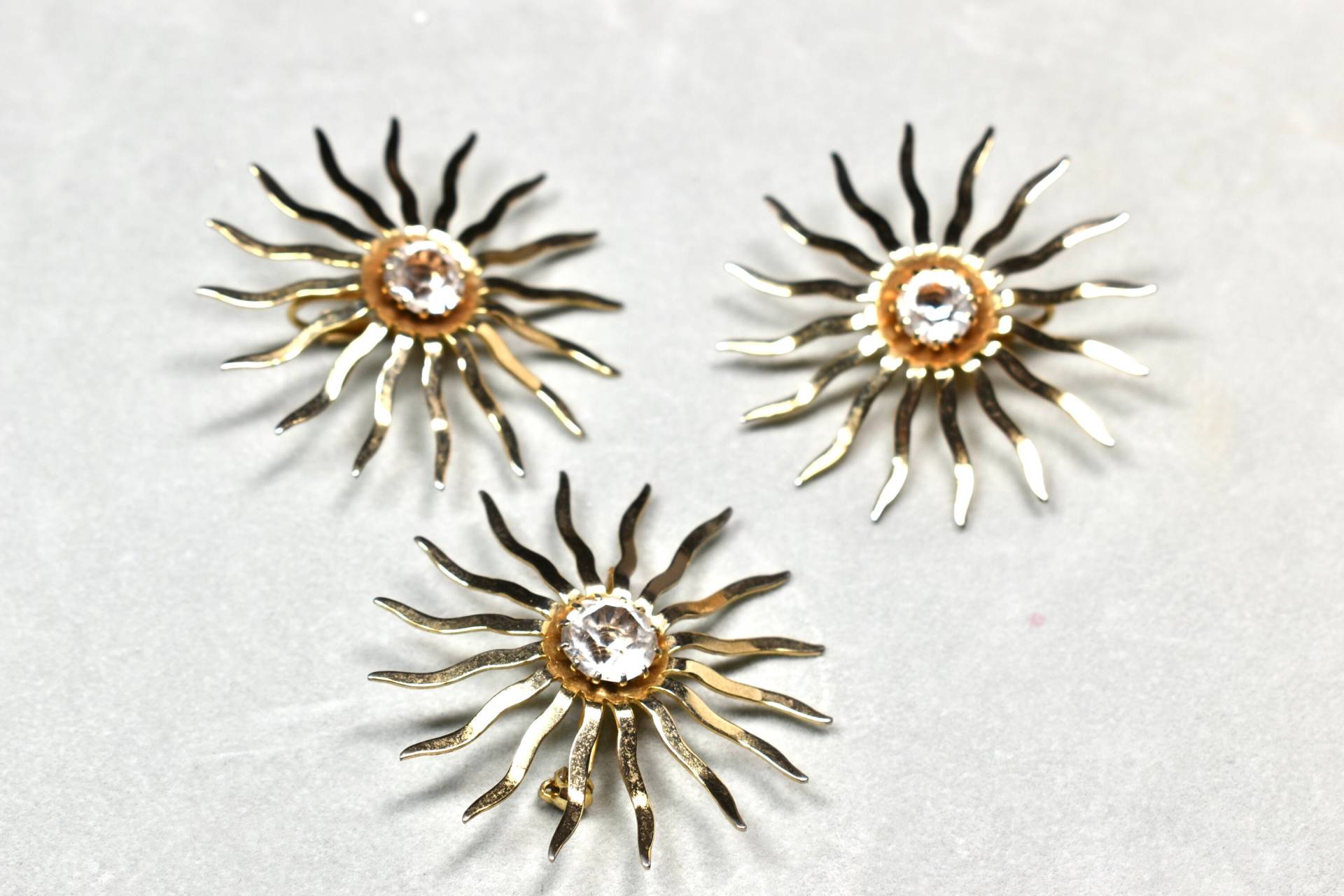 Sarah Coventry Signierte Stern Brosche Und Ohrringe Vergoldet Mit Strassstein Mitte von MickisVintageJewelry