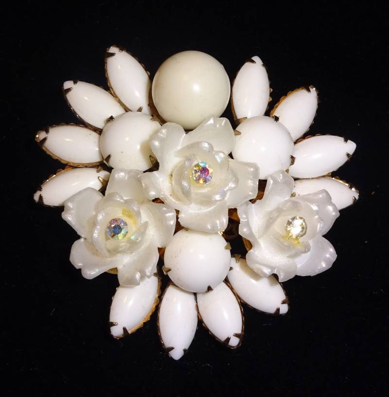 Schöne Blumen Milch Glas Brosche von MickisVintageJewelry