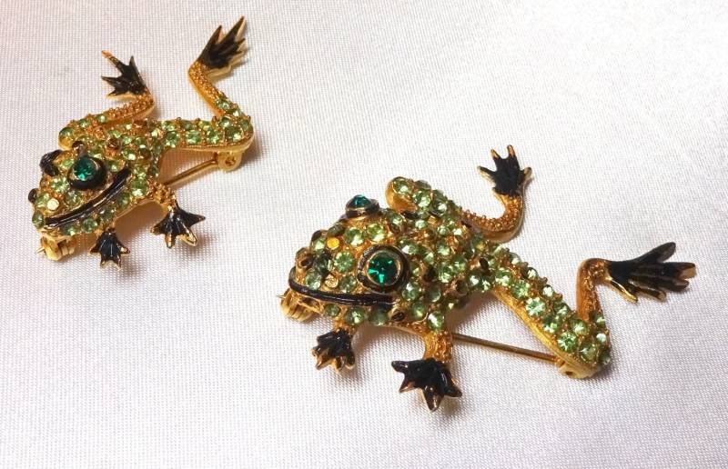 Set Von Antique Green Strass Frosch Duett Pins, Figurale Pin Grüne Frösche von MickisVintageJewelry