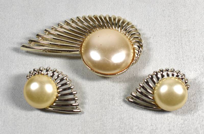 Verkauf Vintage Sarah Coventry "Pearl Flight" Von August 1957 Silberfarbene Faux Perle von MickisVintageJewelry