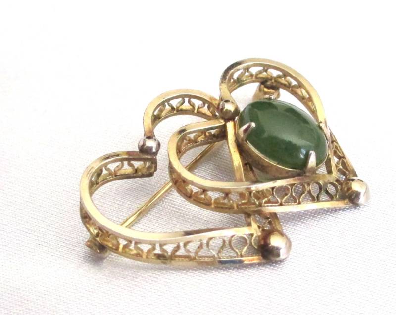 Vintage 12 Kgf Und Echte Jade Herzen, Filigrane Herzen Pin, Brosche Signiert 1/20Th Kg von MickisVintageJewelry
