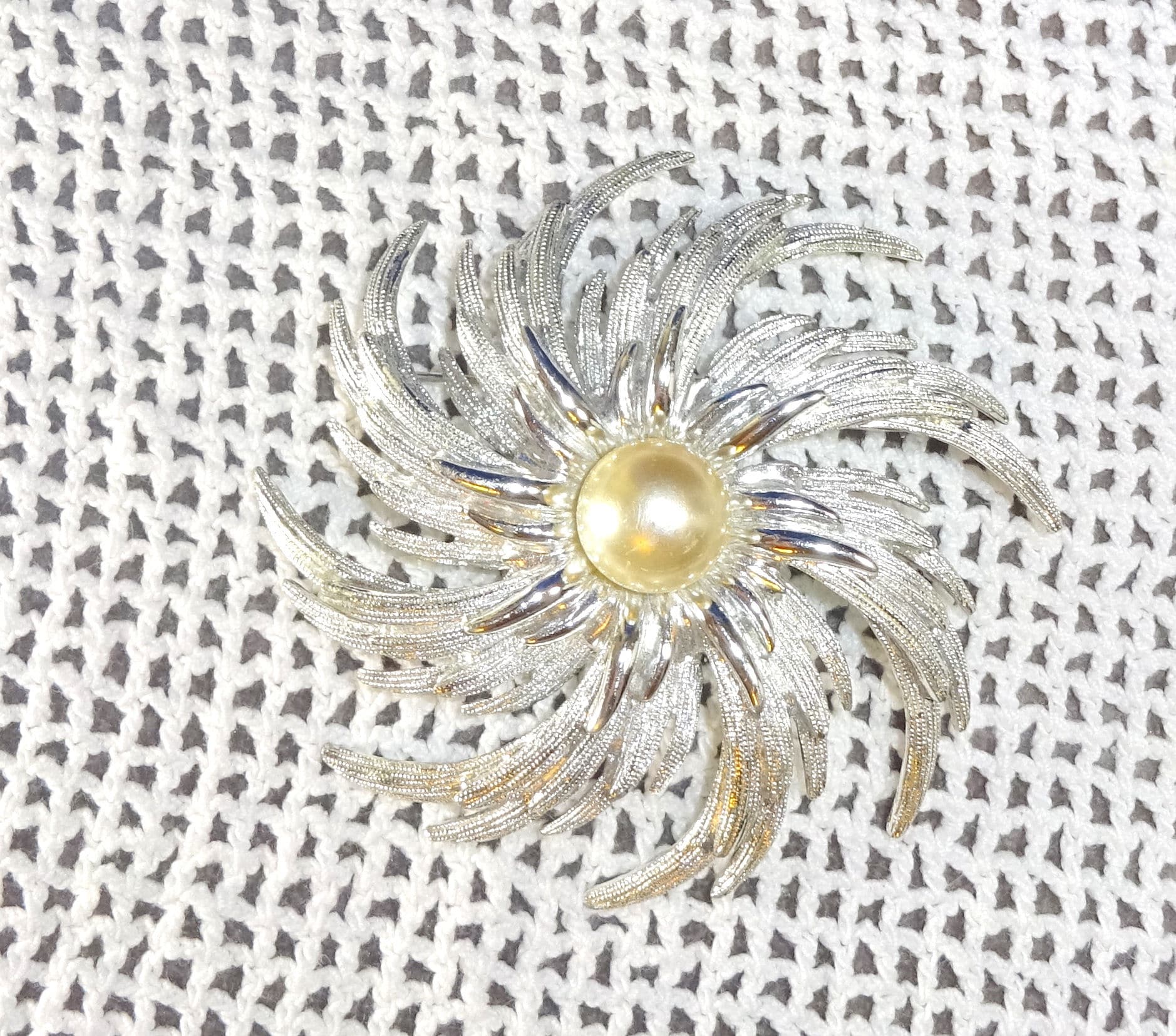 Vintage Brosche Von Sarah Coventry - Riesige Silberfarbene Burst Mit Faux Perle Mitte Windrad Ohrringe Verfügbar Im Laufe Dieser Woche Einfach Fragen von MickisVintageJewelry