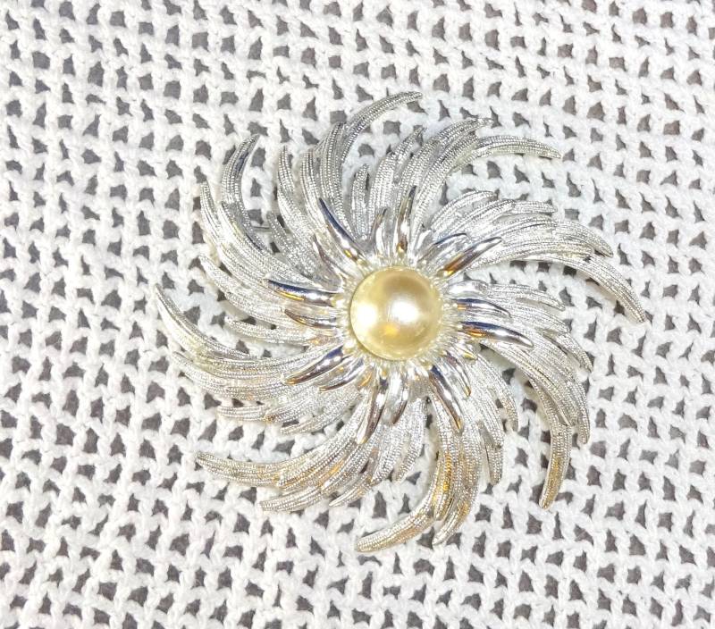 Vintage Brosche Von Sarah Coventry - Riesige Silberfarbene Burst Mit Faux Perle Mitte Windrad Ohrringe Verfügbar Im Laufe Dieser Woche Einfach Fragen von MickisVintageJewelry