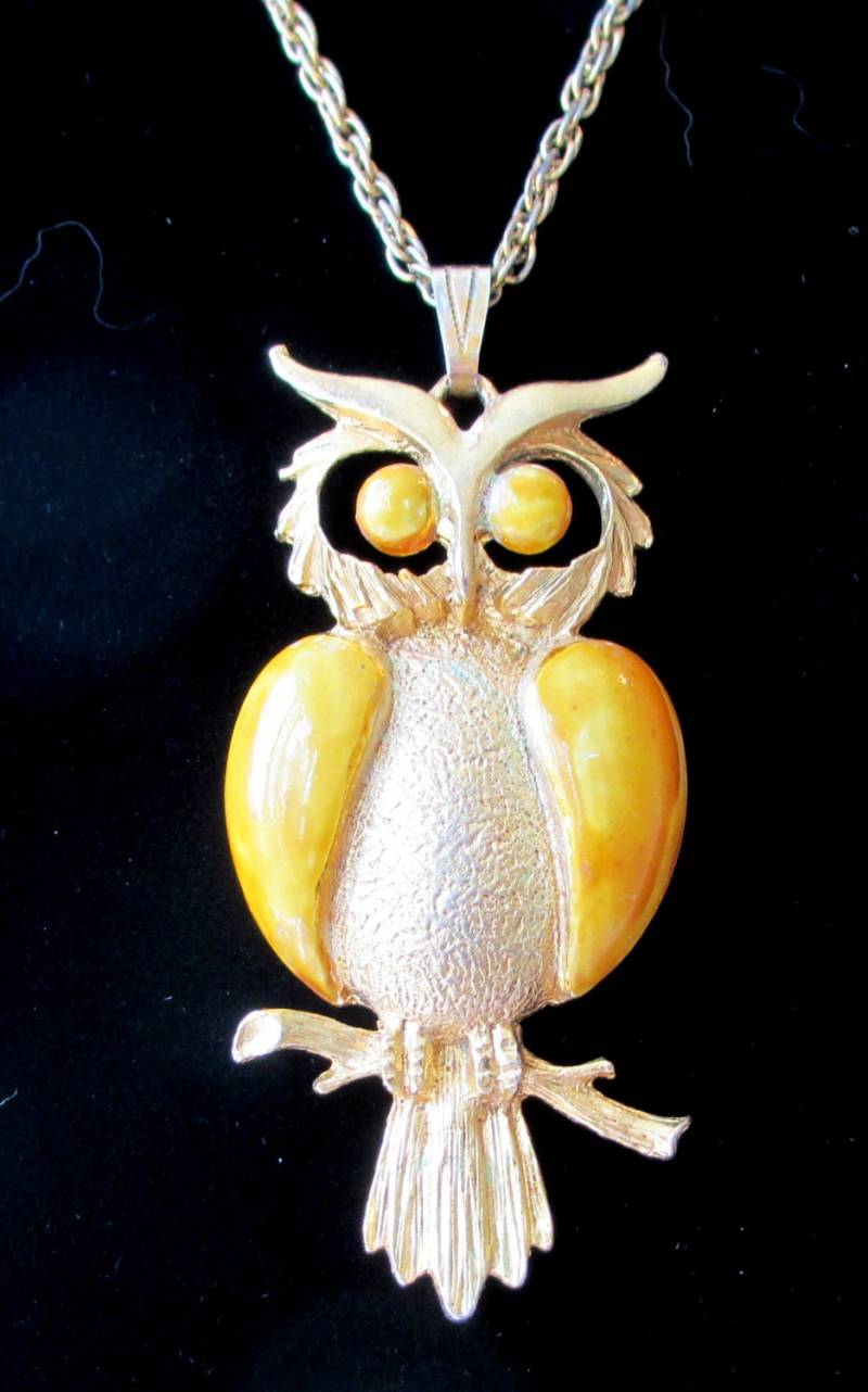 Vintage Eulen-Anhänger Mit Senffarbener Emaille, Und Kette von MickisVintageJewelry