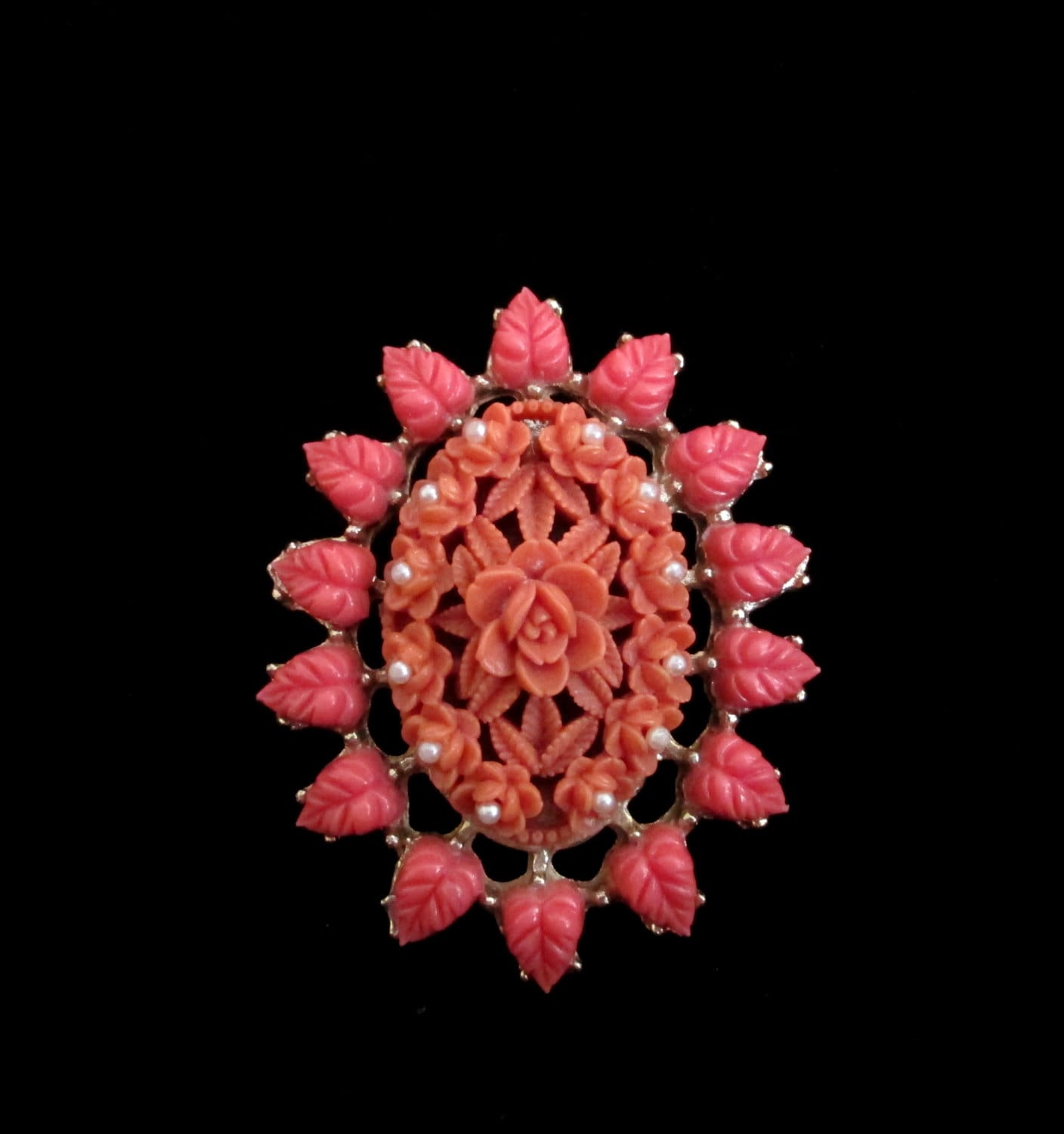 Vintage Geschnitzte Imitation Koralle Handgeschnitzte Cameo Brosche, Celluloid Rosen Und Faux Pearl Brosche von MickisVintageJewelry