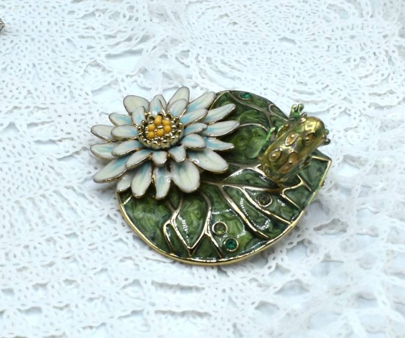 Vintage Liz Claiborne Emaille Seerosenblatt Und Tremble Frog, Frosch Brosche/Pin von MickisVintageJewelry