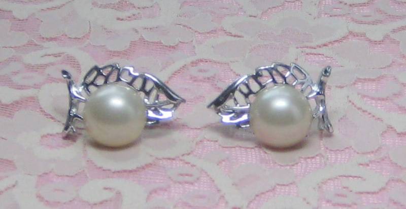 Vintage Mint Sarah Coventry "Nature's Pearl" Blatt Ohrringe Silberblatt Und Künstliche Perle von MickisVintageJewelry