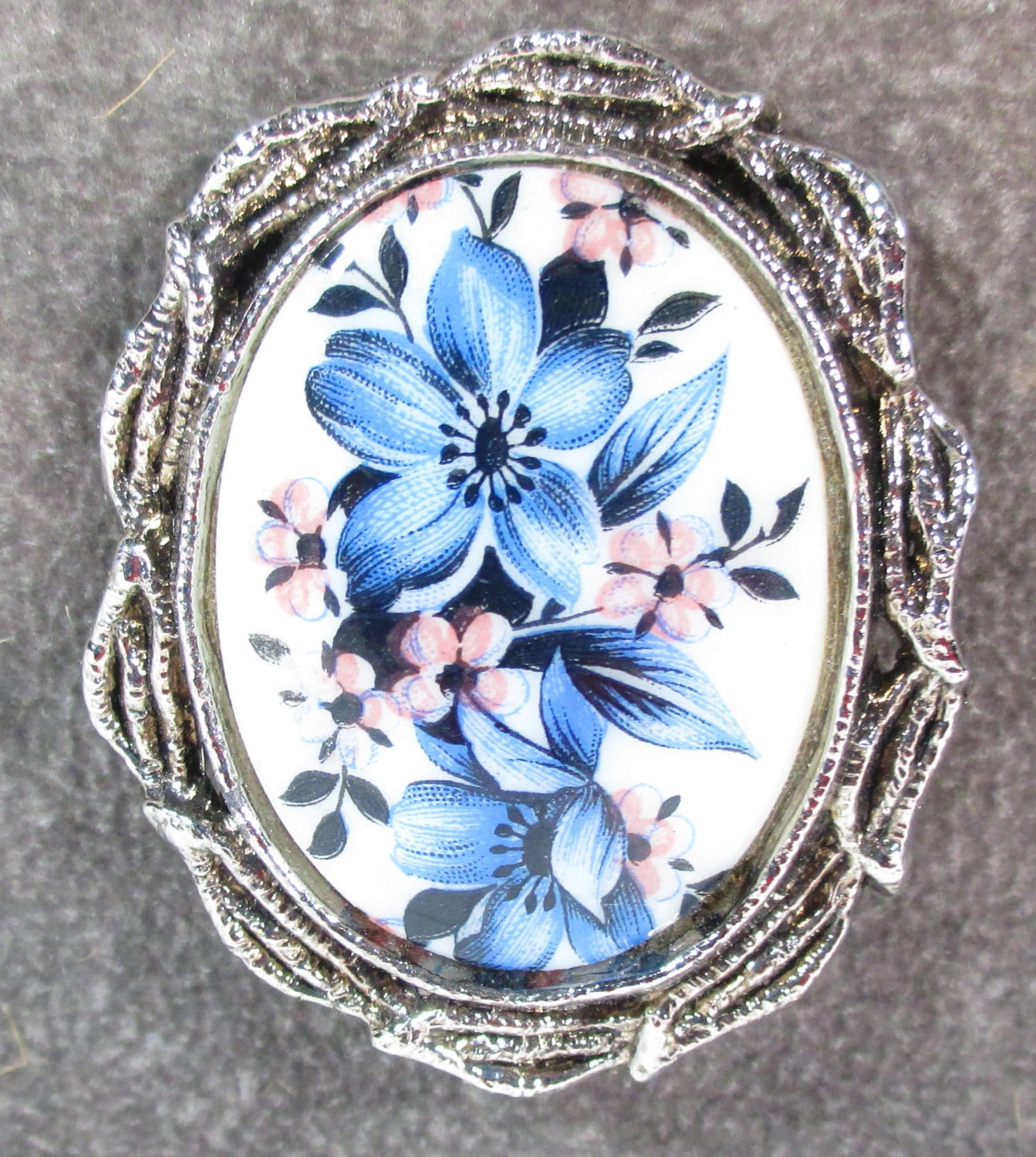 Vintage Porzellan Blau Und Rosa Blumen Brosche/Pin, Silber Setting von MickisVintageJewelry