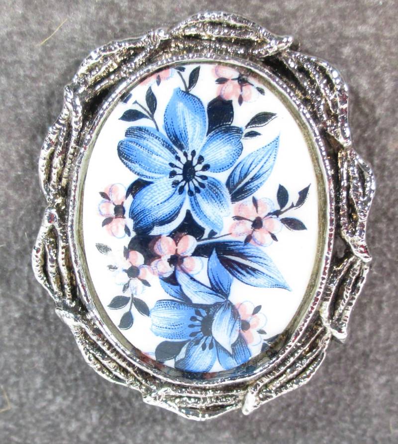 Vintage Porzellan Blau Und Rosa Blumen Brosche/Pin, Silber Setting von MickisVintageJewelry