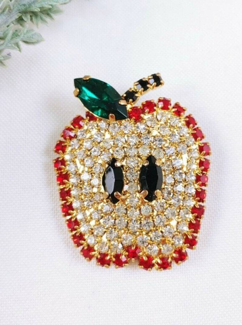 Vintage Roter Apfel Samen Frucht Prong Set Strass Brosche Pin Lehrer Schule Gold Figurale Obst von MickisVintageJewelry