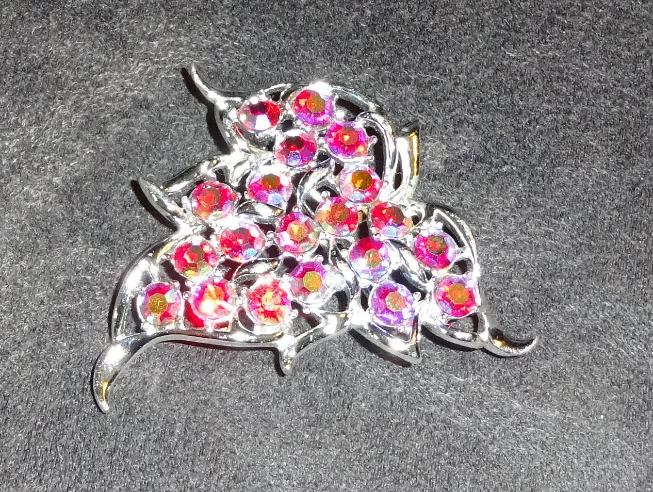 Vintage Sarah Coventry "Dazzling Aurora" Brosche Mint - Rot Aurora Borealis von MickisVintageJewelry