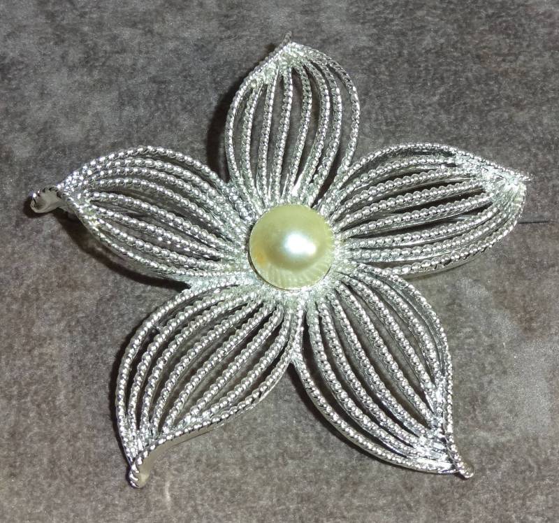Vintage Sarah Coventry Moonflower Moon Flower Faux Perle Brosche Pin von MickisVintageJewelry