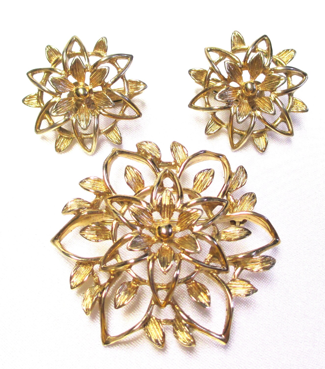 Vintage Sarah Coventry "Peta - Lure" 1960's Filigrane Gold Blume Anstecknadel Und Ohrringe von MickisVintageJewelry